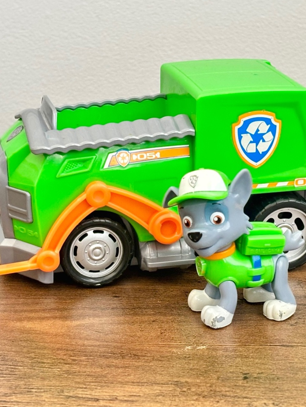 Nickelodeon Paw Patrol Rocky's Recycle Truck Rocky Figure Toy Spin Master Topper